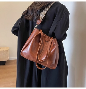 Borsa tote marrone retrò con tracolla decorativa larga con motivi geometrici eleganti