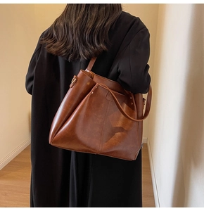 Borsa tote grande in pelle marrone con tracolla larga e stile vintage minimalista