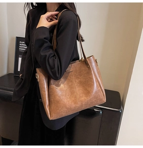 Dettaglio borsa tote vintage marrone con trama marmorizzata e tracolla larga