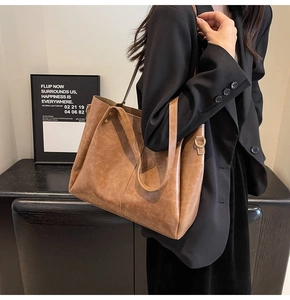 Dettaglio ravvicinato della borsa tote retrò in pelle caramello con borchie
