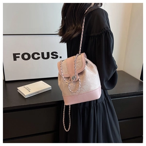 Dettaglio borsa a secchiello jacquard rosa con tracolla a catena e coulisse