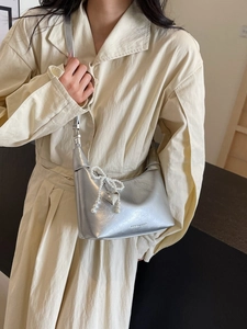 Sac Hobo Croissant Mode Femme Cuir PU Haute Texture Bandoulière Avec Pendentif Nœud Künstliche Perle Coeur Sac à Main Élégant
