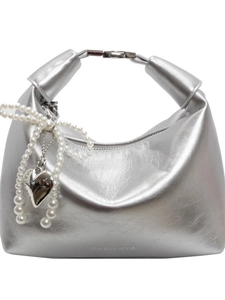 Sac à main argenté plissé avec breloque noeud en perles et pendentif coeur