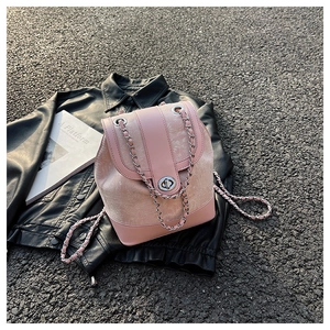 Dettaglio ricamo su borsa a secchiello rosa jacquard con chiusura girevole e catena