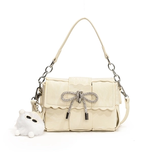 Sac tressé crème chic avec nœud en strass et charmant pendentif chat en peluche