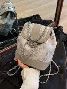 Zaino a secchiello jacquard grigio con tracolla a catena d'argento e chiusura a vite