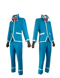 Detail van blauw cosplay-uniform met witte rand en rode vlinderdas met gouden edelsteen