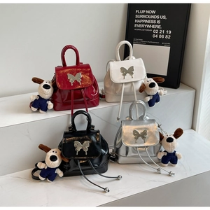 Détails de quatre mini sacs à dos colorés avec boucles papillon et charmants porte-clés