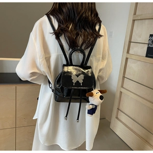 Mini sac à dos noir brillant avec boucle papillon en métal et breloque chien