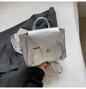 Détail du sac en PU argenté avec fermoir rotatif et breloque en forme de cœur