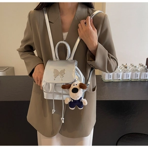 Mini sac à dos argenté avec boucle papillon et breloque peluche chien mignonne
