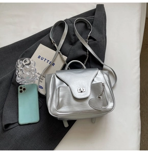 Détails du mini sac à dos argenté métallisé avec breloque cœur et fermoir tournant