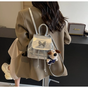 Mini sac à dos en cuir argenté métallisé avec boucle papillon et pendentif chien
