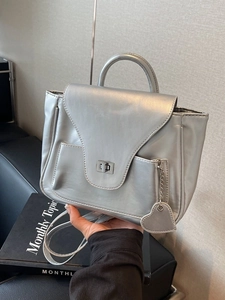 Mini Sac à Dos en Cuir PU pour Femme Sac à Main Breloque Cœur Fermoir Tournant Mode Polyvalent Argent Noir Petit Sac Carré