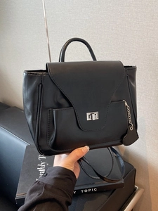 Sac à main minimaliste en cuir noir avec fermoir rotatif argenté et pendentif coeur