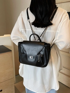Mini sac à dos en similicuir noir avec chaîne argentée et breloque coeur