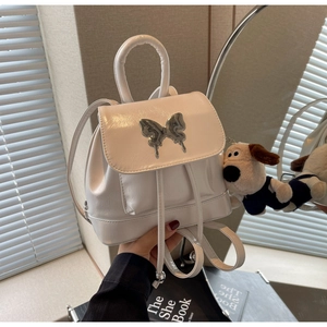 Détail du sac à dos blanc en cuir PU avec boucle papillon en métal liquide argenté