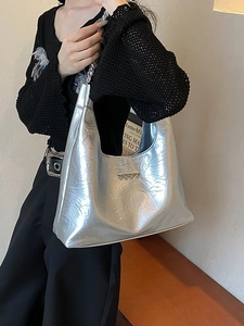 Large Capacity PU Leather Tote Bag For Women Wrinkled Heart Rivet Shoulder Bag With Chain Strap Commuting Travel Bag