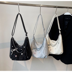 Détails de sacs cabas plissés brillants avec nœuds et perles déclinés en trois couleurs