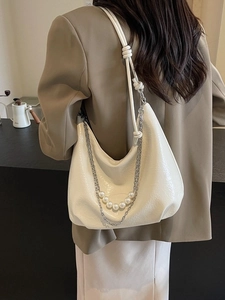 Borsa hobo bianco crema in pelle plissettata con perle e catene in metallo argento
