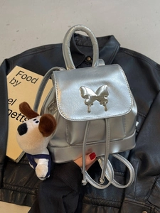 Mini sac à dos argenté pour femme avec boucle papillon et breloque peluche de chiot