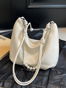 Borsa a tracolla bianca a pieghe con catena di perle e dettagli argentati