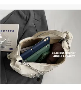 Vue macro montrant l'intérieur spacieux et la grande capacité de ce sac fourre-tout