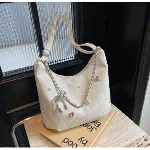 Détail du sac bandoulière blanc plissé avec perles et breloques en cristal en forme de cœur