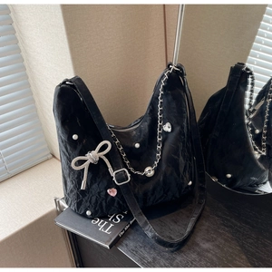 Détails du sac hobo plissé noir avec chaîne argentée et breloques en perles