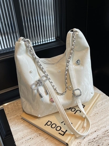 Sac hobo chic crème avec perles, strass et un grand charm de nœud en cristal