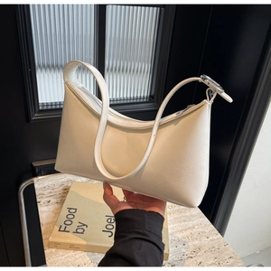 Primer plano del bolso hobo blanco crema con textura de cuero mate y herrajes plateados