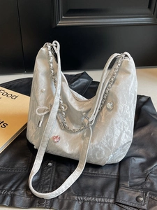 Sac fourre-tout argenté plissé avec pendentif perle et chaîne sur fond de cuir noir chic