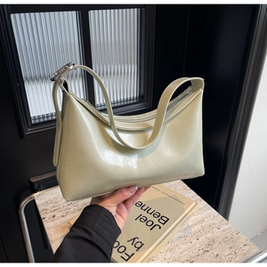 Detalle del bolso de hombro en cuero charol verde menta con herrajes plateados finos