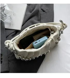 Innenansicht der gefalteten Schultertasche mit Fächern für Handy und Alltagsgegenstände