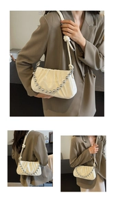 Detail der cremeweißen Cloud-Bag mit Raffungen, Silberperlenkette und weichem Lederfinish