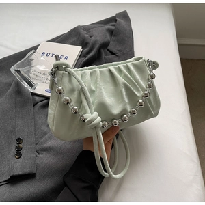 Detailansicht der hellgrünen Falten-Cloud-Bag mit Metallperlen und Knotengurt-Detail