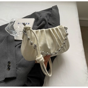 Detail der gerafften Tasche mit silberner Perlenkette und geknotetem Riemen