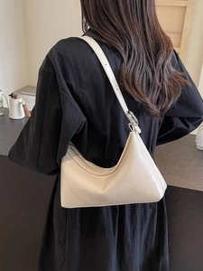 Bolso de hombro minimalista en cuero brillante crema con hebilla plateada ajustable