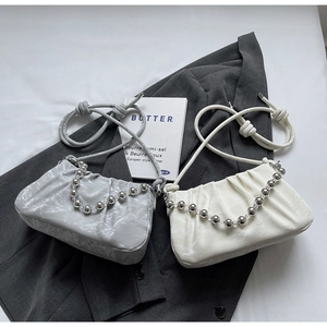 Details von gerafften Wolken-Taschen in Marmorgrau und Creme mit silberner Kette
