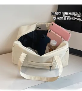 Vue de dessus montrant l'intérieur spacieux du sac de voyage beige avec divers accessoires