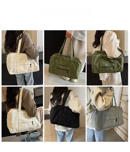 Collage de mannequins portant des sacs de voyage en nylon en beige, vert, gris et noir
