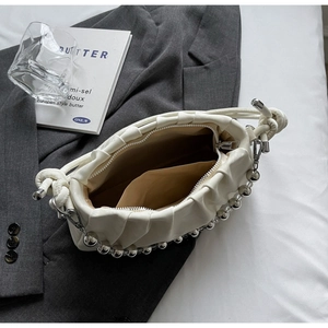 Detailansicht der cremefarbenen Falten-Cloud-Bag mit Metallkette und Innentaschenstruktur
