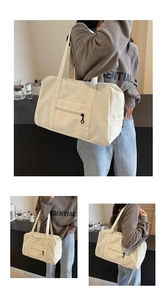 Détail du sac de voyage blanc cassé avec grande capacité et bandoulière renforcée