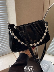 Elegante schwarze Plissee-Schultertasche mit silberner Perlenkette und Samt-Textur