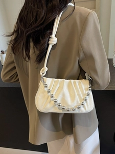 Weiße Raff-Schultertasche mit silberner Perlenkette und weicher Wolken-Textur für Damen