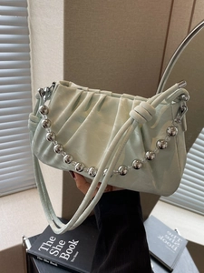 Schicke plissierte mintgrüne Cloud-Bag mit Silberperlenkette für trendige Damen