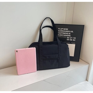 Détail du grand sac de voyage noir avec poche zippée et tablette pour échelle de taille
