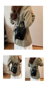 Détail d'un mini sac noir en cuir ciré brillant avec poignées et bandoulière fine