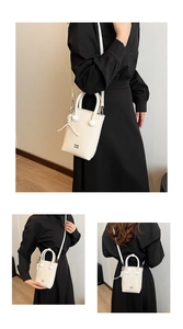Mini sac seau en cuir ciré blanc crème avec poignée et pompon tissé décoratif
