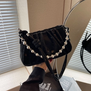 Sac nuage froncé noir avec poignée en perles argentées et bandoulière amovible